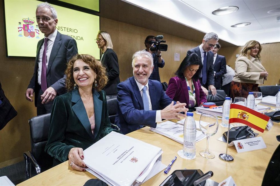 La vicepresidenta primera del Gobierno y ministra de Hacienda, María Jesús Montero, y el ministro de Política Territorial y Memoria Democrática, Ángel Víctor Torres, durante el Consejo de Política Fiscal y Financiera (CPFF), en la sede del Ministerio, a