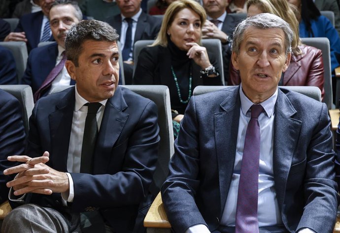 Archivo - Arquivo - O Presidente do Partido Popular, Alberto Núñez Feijóo, e o Presidente da Comunidade Valenciana, Carlos Mazón, durante uma reunio de negócios na sede da CEV em 20 de janeiro de 2025, em Valncia, Comunidade Valenciana (Espanha). A Co