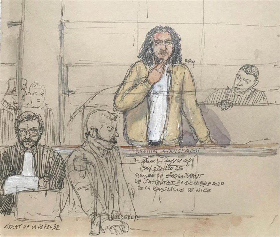Ilustración de Brahim Aouissaoui  durante su juicio en París por matar con un cuchillo a tres personas en una basílica de Niza en octubre de 2020