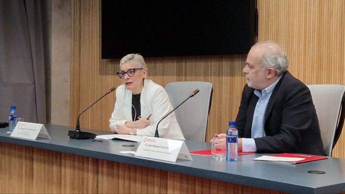 Concepción Saavedra, a la izquierda