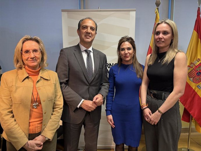 El consejero de Sanidad, José  Luis Bancalero Flores, y su equipo.