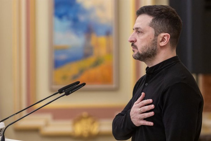 HANDOUT - 23 de fevereiro de 2025, Turquia, Ancara: O presidente ucraniano Volodymyr Zelensky fala durante uma cerimônia em homenagem aos soldados ucranianos mortos em Kiev. Foto: -/Ukrainian Presidency/dpa - ATENÇÃO: uso editorial apenas e somente se o c