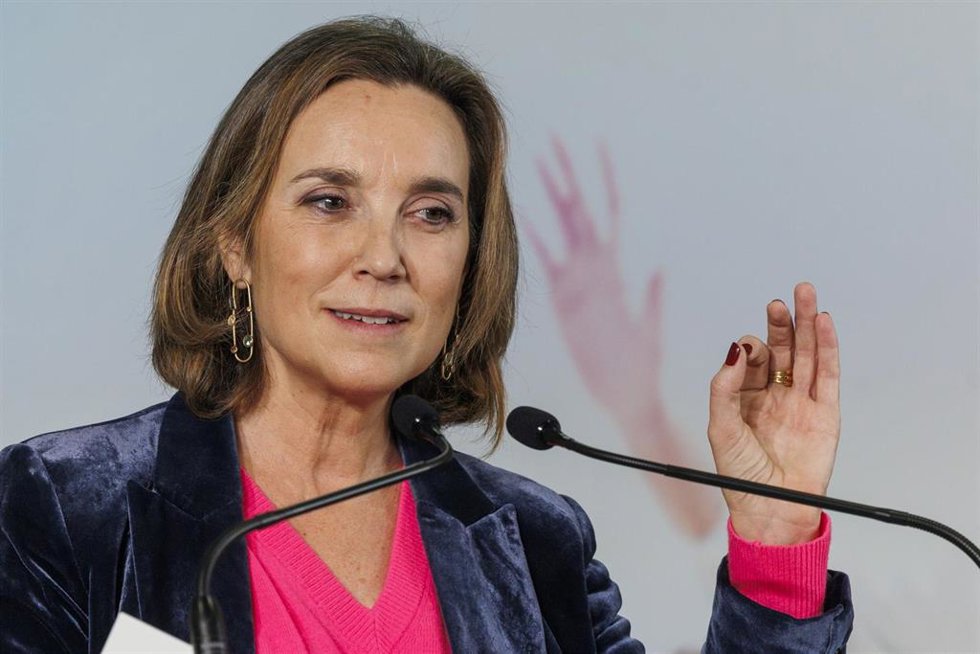 La secretaria general del PP, Cuca Gamarra, interviene durante un acto del PP, en el Centro Joven de Villamediana de Iregua, a 8 de febrero de 2025, en Villamediana de Iregua, La Rioja (España). Durante el acto, celebrado bajo el lema 'Juventud: Nuestro