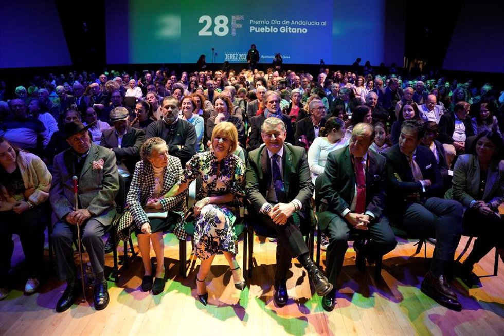El consejero de la Presidencia, Interior, Diálogo Social y Simplificación Administrativa, Antonio Sanz y la alcaldesa de Jerez de la Frontera, María José García-Pelayo durante el acto de homenaje.