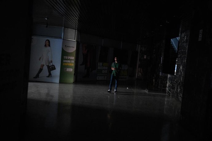 SANTIAGO, 26 de fevereiro de 2025 -- Uma pessoa é vista em um shopping center durante uma grande queda de energia em Santiago, capital do Chile, em 25 de fevereiro de 2025. Uma grande queda de energia afetou a maior parte do Chile na terça-feira, interrom