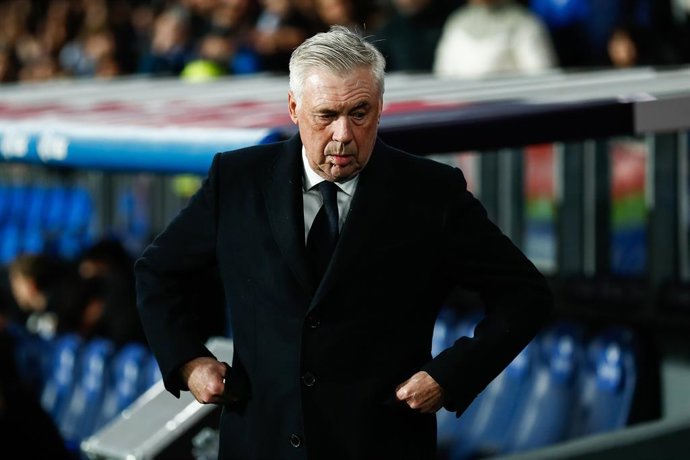 Carlo Ancelotti, técnico do Real Madrid, observa durante a semifinal da Copa do Rei da Espanha, partida de futebol disputada entre Real Sociedad e Real Madrid no estádio Reale Arena em 26 de fevereiro de 2025 em San Sebastian, Espanha.