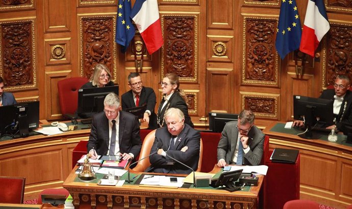 Archivo - En el centro de la imagen, el presidente del Senado francés, Gérard Larcher
