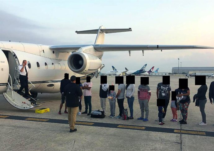 11 de fevereiro de 2025: Migrantes, com os rostos obscurecidos, do lado de fora do avião que os transportou do Texas para Martha's Vineyard, Massachusetts. Os contribuintes da Flórida pagaram pelo fretamento.