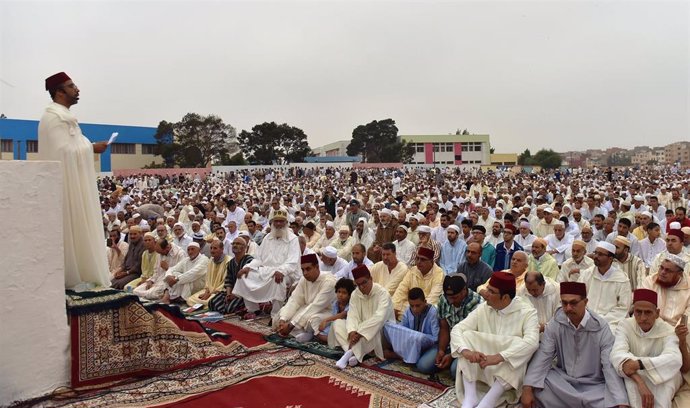 Archivo - Imagen de archivo de un rezo durante la Fiesta del Sacrificio (Eid al Adha) en la capital de Marruecos, Rabat