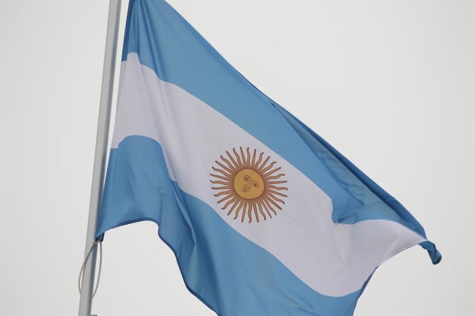 Archivo - Arquivo - 10 de outubro de 2024, São Petersburgo, Rússia: A bandeira nacional da República Argentina tremulando ao vento em um mastro em São Petersburgo, Rússia.