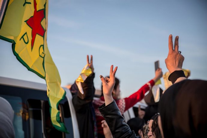 Moradores sírios protestam contra ataques pró-turcos no norte da Síria