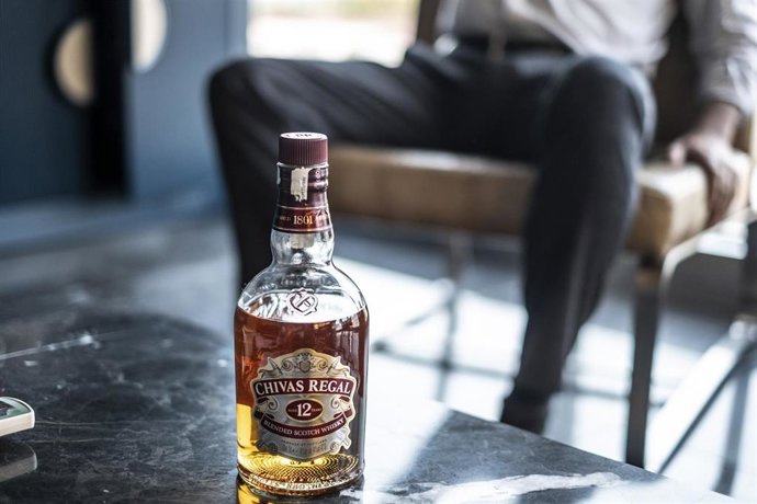 Archivo - Vista de una botella de whisky comercializado en Turquía