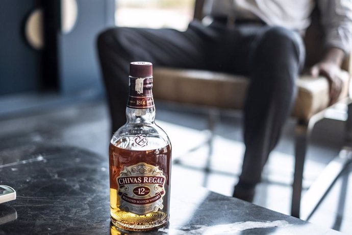 Archivo - August 26, 2021, IZMIR, ALSANCAK, Turkey: Businessman sitting in his office and there is a whiskey bottle on the table.