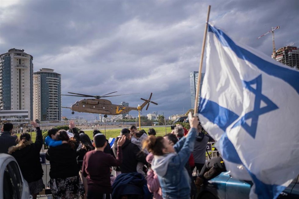 Imagen de archivo de un helicóptero militar israelí que transporta a rehenes liberados por Hamás