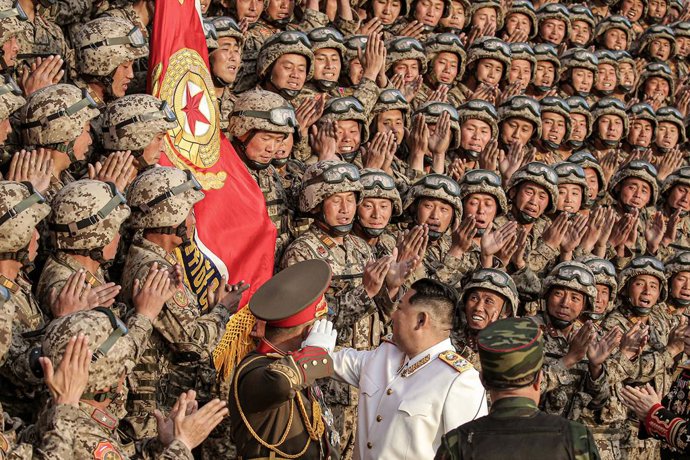 Archivo - Arquivo - Imagem de arquivo do líder norte-coreano Kim Jong Un em um uniforme branco de marechal na frente de soldados norte-coreanos.