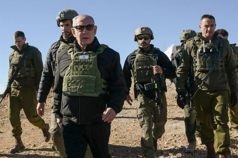 Archivo - El primer ministro de Israel, Benjamin Netanyahu, acompaña a las tropas israelíes en territorio sirio