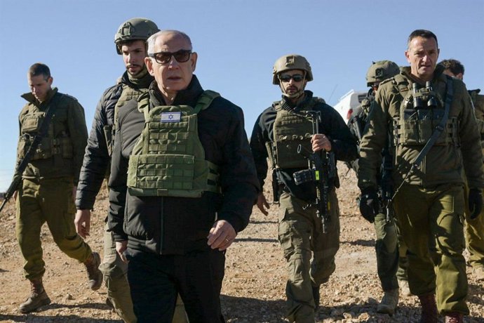 Archivo - Arquivo - 17 de dezembro de 2024, Cúpula do Monte Hermon, Síria: O primeiro-ministro israelense BENJAMIN NETANYAHU realiza uma avaliação na cúpula síria do Monte Hermon com os chefes do establishment de defesa.