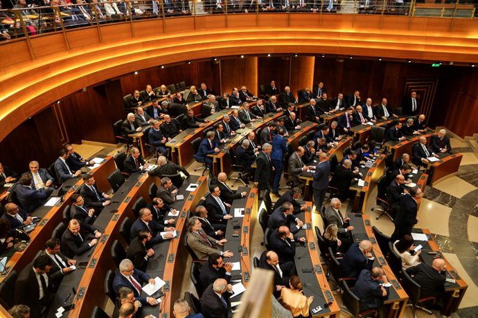 Archivo - Arquivo - 9 de janeiro de 2025, Beirute, Beirute, Líbano: Deputados libaneses, autoridades e embaixadores estrangeiros participam de uma sessão legislativa para eleger um presidente no prédio do Parlamento. O parlamento do Líbano elegeu o chefe 