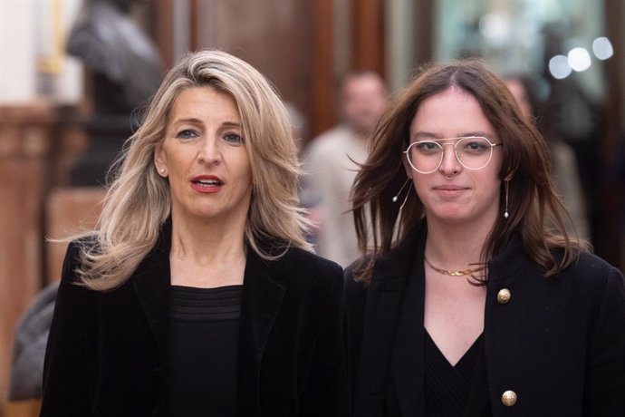 La vicepresidenta segunda y ministra de Trabajo y Economía Social, Yolanda Díaz (i) y la secretaria de Comunicación de Sumar, Elizabeth Duval (d), durante una sesión plenaria, en el Congreso de los Diputados, a 25 de febrero de 2025, en Madrid (España).