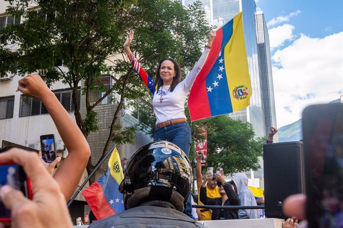 Archivo - La líder opositora venezolana María Corina Machado, interviene en plena calle, a 9 de enero de 2025, en Caracas (Venezuela). El equipo de campaña de la líder opositora venezolana María Corina Machado ha denunciado que la destacada disidente ha s