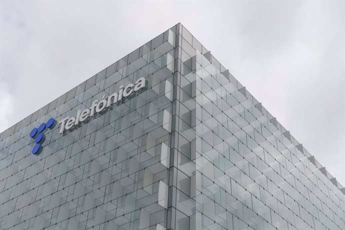 Archivo - Arxiu - Exterior de la seu de Telefónica a Madrid (Espanya). 