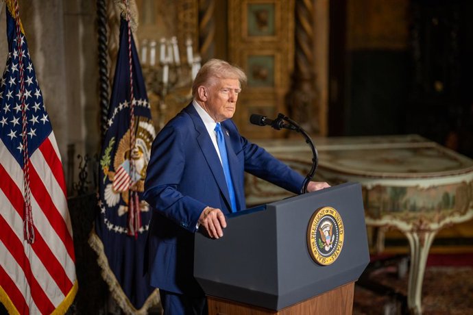 HANDOUT - 18 de fevereiro de 2025, EUA, Palm Beach: O presidente dos EUA, Donald Trump, fala com a imprensa após assinar ordens executivas sobre fertilização in vitro e desperdício do governo em seu resort Mar-a-Lago, em Palm Beach. Trump instruirá um órg