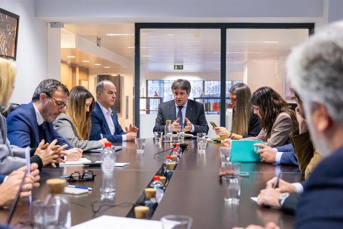 Archivo - El líder de Junts, Carles Puigdemont, preside una reunión de Junts, en una imagen de archivo.