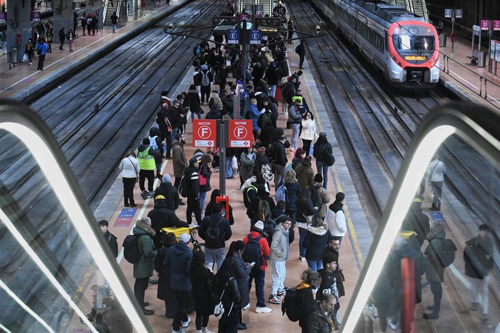 Archivo - Decenas de personas esperan a que se restablezca el servicio en la estación de Puerta de Atocha-Almudena Grandes, a 5 de diciembre de 2023, en Madrid (España).