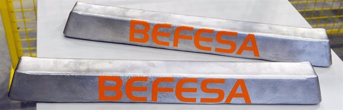 Archivo - Dos barras de aluminio de Befesa