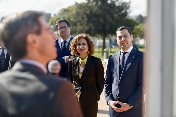 Archivo - La vicepresidenta primera del Gobierno y ministra de Hacienda, María Jesús Montero (i); junto al presidente de la Junta de Andalucía, Juanma Moreno (d) en un acto público en Málaga en una imagen de archivo