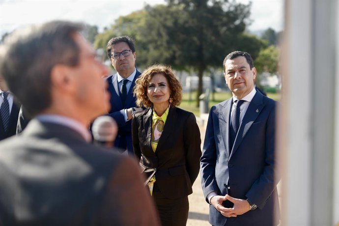 Archivo - La vicepresidenta primera del Gobierno y ministra de Hacienda, María Jesús Montero (i); junto al presidente de la Junta de Andalucía, Juanma Moreno (d) durante el acto de firma de acuerdo entre Junta y SETT EPE. A 17 de enero de 2025, en Málaga 