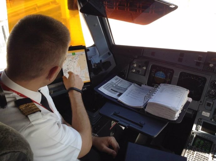 Archivo - Piloto de avión