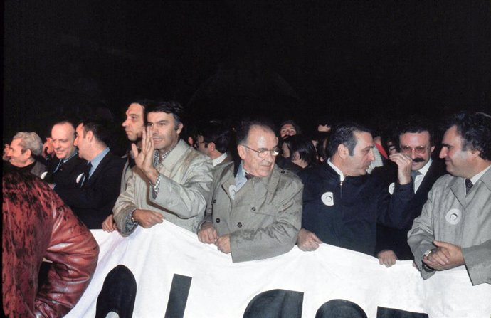 Archivo - Foto de archivo de la cabeza de la manifestación bajo el lema "Por la libertad, la democracia y la Constitución" convocada por las principales fuerzas políticas y sindicales en respuesta al intento golpista del 23F. En la foto (I-D): el secretar