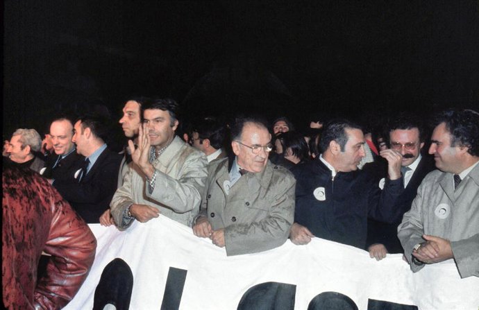 Archivo - Arquivo - Foto de arquivo do chefe da manifestação sob o slogan "Pela liberdade, democracia e a Constituição", convocada pelas principais forças políticas e sindicais em resposta à tentativa de golpe da 23F. Na foto (da esquerda para a direita):
