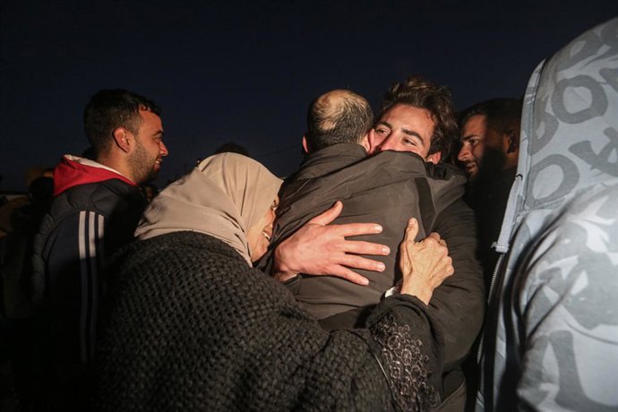 Palestinos libertados por Israel sob o acordo de cessar-fogo com o Movimento de Resistência Islâmica (Hamas) são recebidos na chegada à Faixa de Gaza.