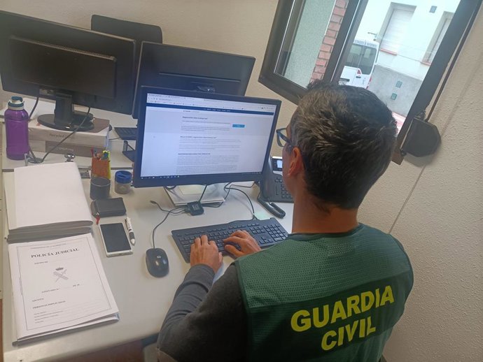 Archivo - Agente de la guardia civil en investigación