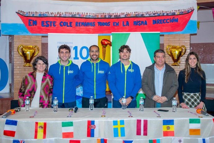 Los piragüistas Pablo Martínez y Cayetano García, en un CEIP Huerta del Pilar, con ocasión del programa 'Mentor 10'.