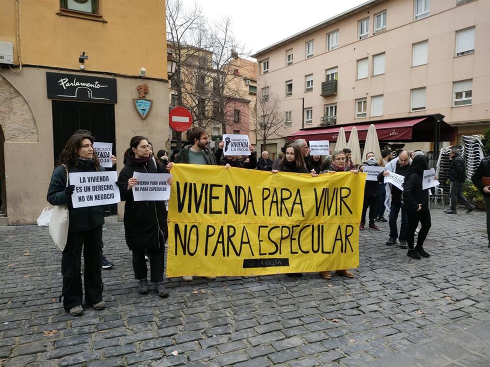 Concentración del Sindicato de Vivienda de La Rioja en la plaza del Parlamento de La Rioja