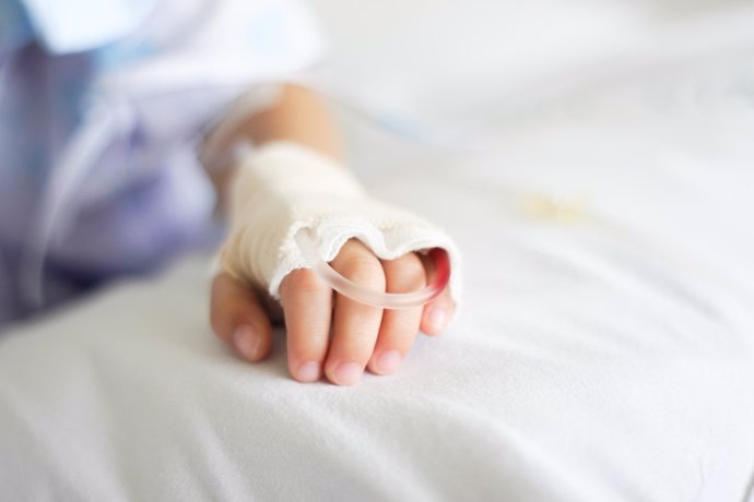 Archivo - Imagen de archivo de la mano de un niño en un hospital.