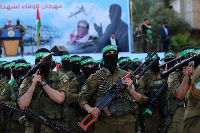 Archivo - Miembros del brazo militar del Movimiento de Resistencia Islámica (Hamás), las Brigadas Ezzeldín al Qassam, en el campamento de Al Bureij, en la Franja de Gaza (archivo)
