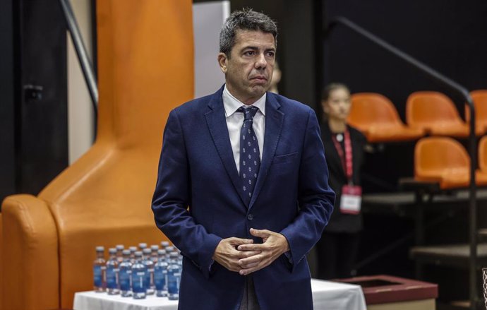 El presidente de la Generalitat Valenciana, Carlos Mazón, durante la asamblea general de la Asociación Valenciana de Empresarios (AVE), en l'Alqueria del Basket, a 26 de febrero de 2025, en Valencia, Comunidad Valenciana (España).