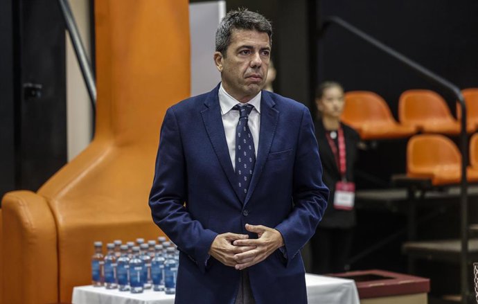 O Presidente da Generalitat Valenciana, Carlos Mazón, durante a assembleia geral da Associação Valenciana de Empresários (AVE), em l'Alqueria del Basket, em 26 de fevereiro de 2025, em Valência, Comunidade Valenciana (Espanha).