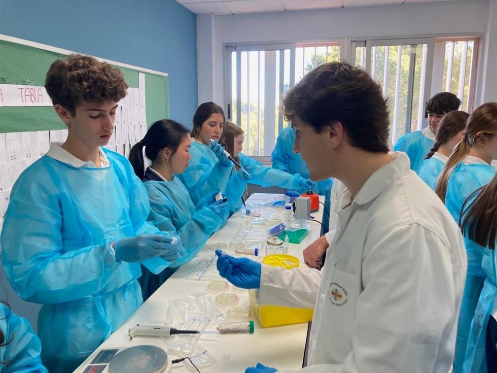 Universitarios del equipo SWICEU de la CEU UCH dirigen los experimentos en los que participan 117 estudiantes de 4 de la ESO y 1 de Bachillerato de cinco colegios valencianos.