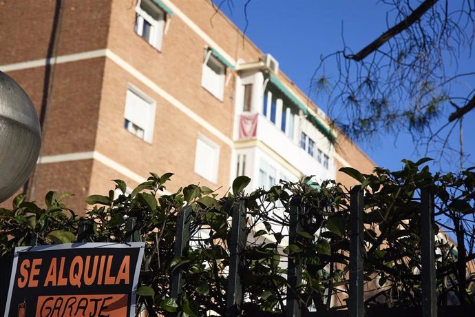 Archivo - Cartel de alquiler de un garaje, a 4 de enero de 2023, en Madrid (España).