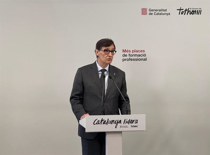 El presidente de la Generalitat, Salvador Illa, en rueda de prensa en un instituto de Cornellà (Barceloan) este jueves