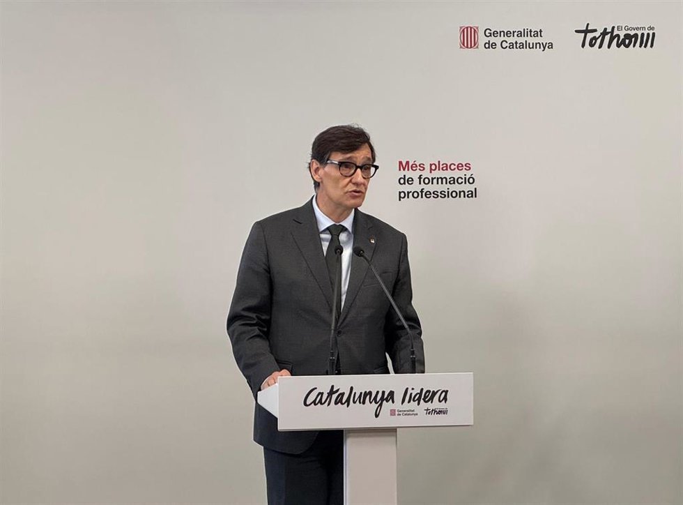 El presidente de la Generalitat, Salvador Illa, en rueda de prensa en un instituto de Cornell (Barceloan) este jueves