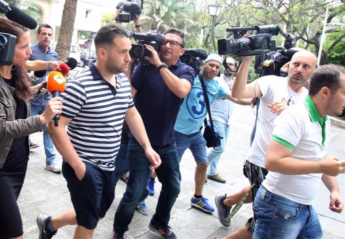 Archivo - Acude al juzgado a firmar el condenado de 'La Manada' Jose Angel Prenda