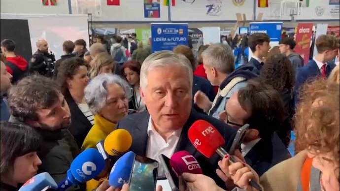 El alcalde de Ciudad Real, Francisco Cañizares, atiende a los medios.