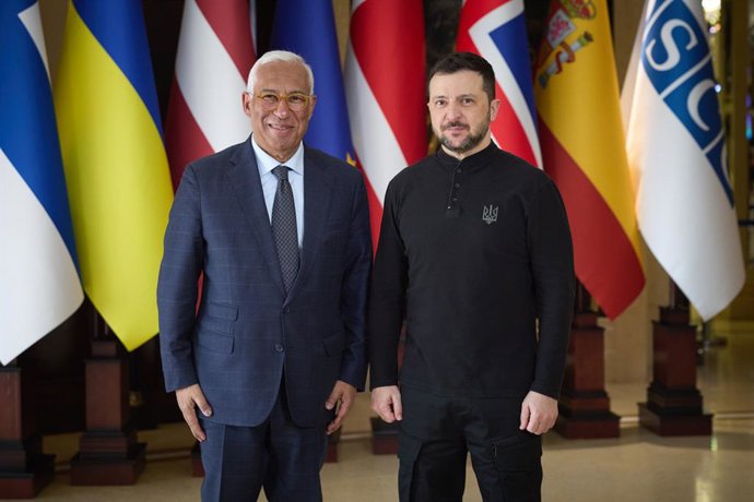 HANDOUT - 24 de fevereiro de 2025, Ucrânia, Kiev: O presidente ucraniano Volodymyr Zelensky (dir.) recebe o presidente do Conselho da UE, Antonio Costa, antes da cúpula "Apoie a Ucrânia" para marcar o terceiro aniversário da invasão russa. Foto: -/Presidê