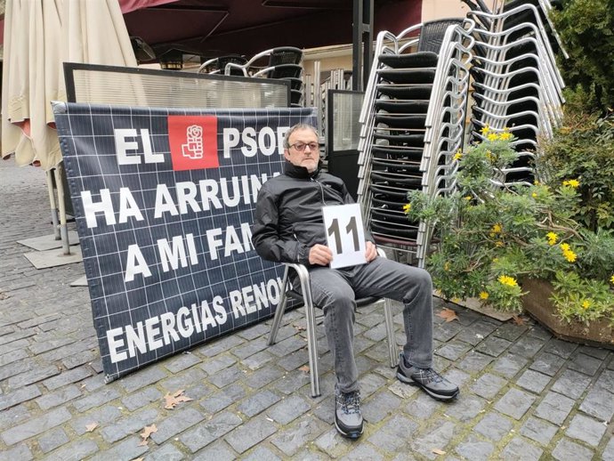 El actor César Vea cumple ya su undécimo día en huelga de hambre para que le den una solución ante la "estafa" que sufrió su familia por las energías renovables